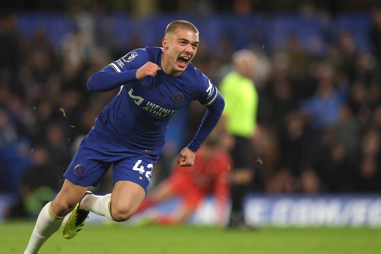 葡萄牙中场米德当选U17世界杯MVP，哈维为他颁奖